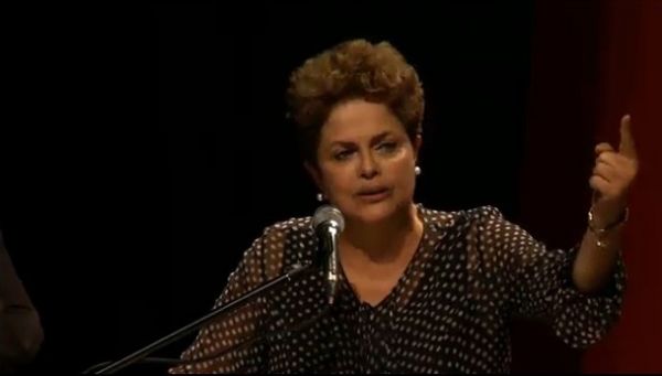 Em festa do PT, Dilma diz que país tem de ter 'orgulho' da Petrobras