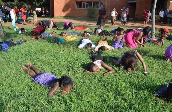 Pastor manda fiéis comerem grama para 'ficarem mais perto de Deus'