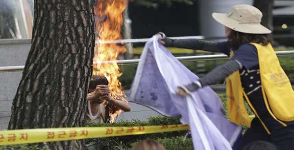 Homem ateia fogo ao corpo diante da embaixada do Japão em Seul