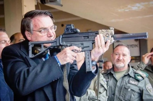Decreto de Bolsonaro que regulamenta uso e porte de armas no país libera compra de fuzil por qualquer cidadão