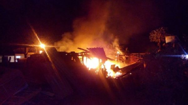Fogo destrói residência em Aripuanã nesta madrugada