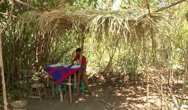Pai monta barraca de palha na mata a 500 m de casa para filho ter acesso à internet e assistir a aulas