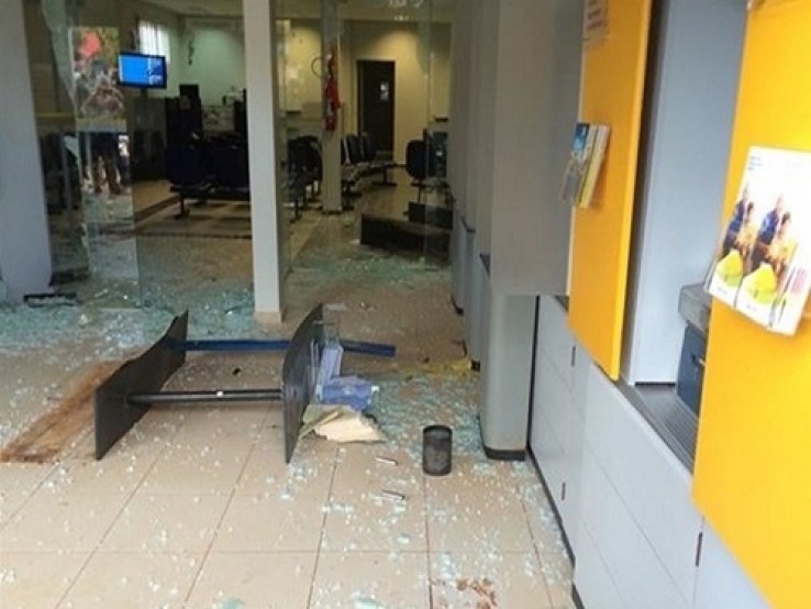 Bandidos armados invadem banco e fazem clientes e funcionários reféns em MT