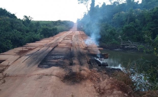 Fogo destrói parte da cabeceira de ponte em rodovia de MT