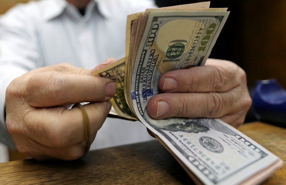 Dólar opera em queda, em meio à crise política e de olho em reformas