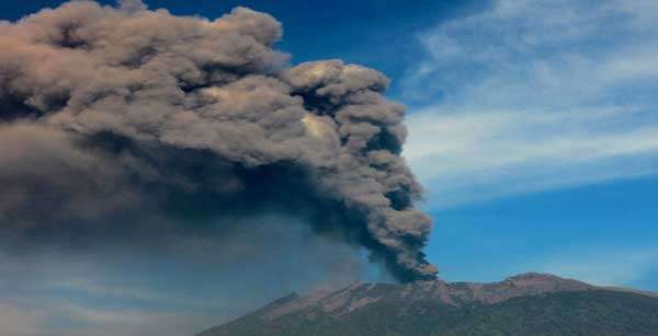 Cinzas de vulcão fecham aeroporto na Indonésia