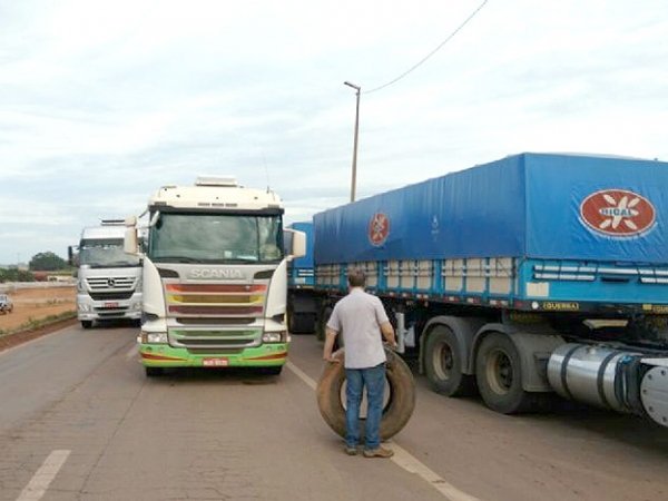 Caminhoneiros fecham rodovia federal em Mato Grosso