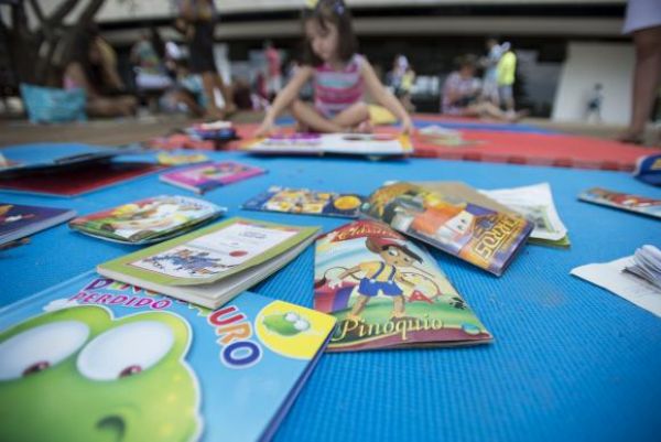 Crianças com deficiência visual têm acesso a clássicos da literatura infantil