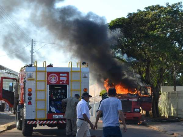 Mulher coloca fogo no caminhão do marido por suspeitar de traição