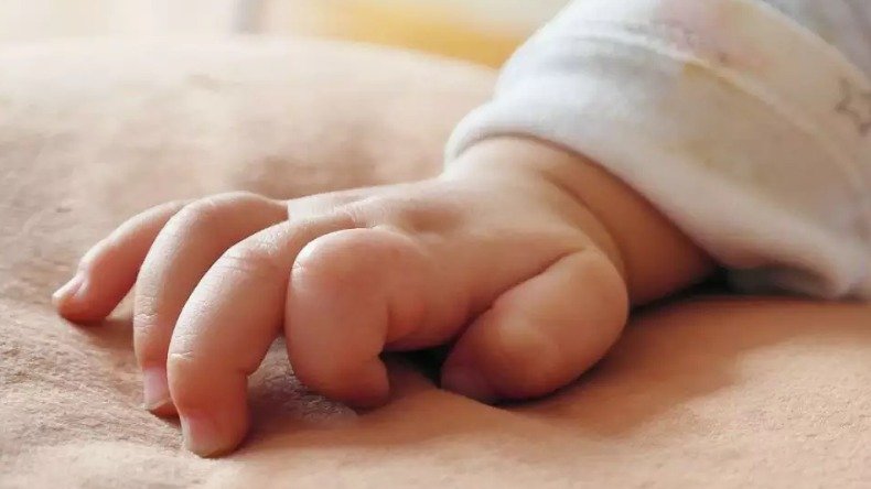 Bebê de um mês morre após se engasgar com leite ao ser amamentado pela mãe