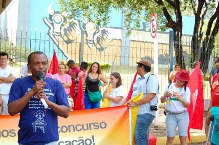 Mais de 200 professores da rede estadual realizam protestos no centro político administrativo
