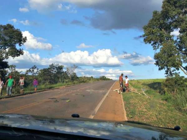 Índios bloqueiam rodovia em Mato Grosso e cobram pedágio