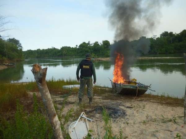 Ibama queima barcos contra pescaria ilegal em terra indígena em MT