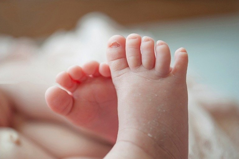 Bebê de seis meses morre após se engasgar com leite