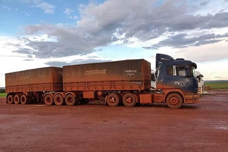 PM prende caminhoneiro por furto de carga de soja em MT