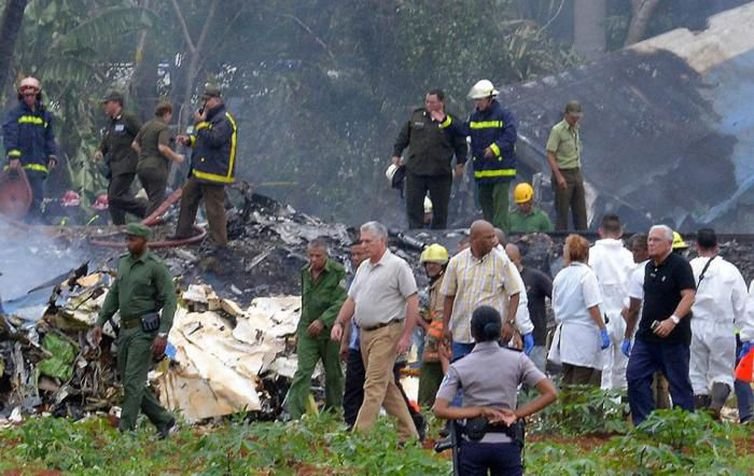 Avião cai em Cuba e mata 110 pessoas