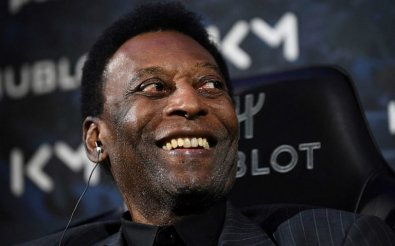 Pelé fica impossibilitado de caminhar e é flagrado de cadeira de rodas