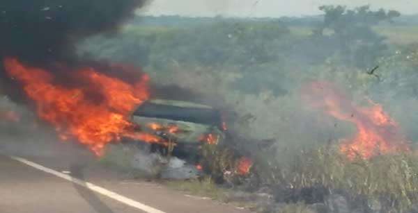 Carro com família inteira pega fogo após acidente na MT-130 entre Alta Floresta e Colíder