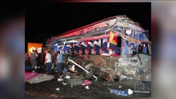 Ônibus com adolescentes teve lateral arrancada em acidente com 10 mortos