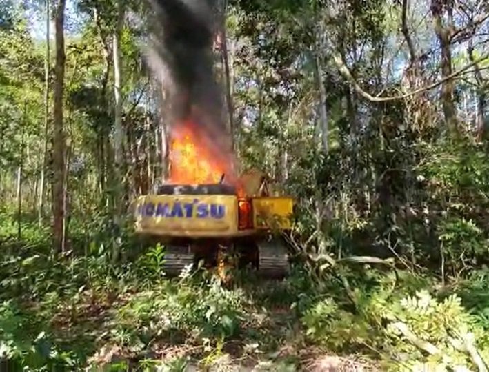 Ibama retira garimpeiros em terra indígena e queima 7 maquinários em MT