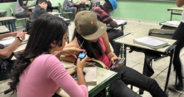 Governo sanciona Lei que veta o uso de celular em sala de aula em MT