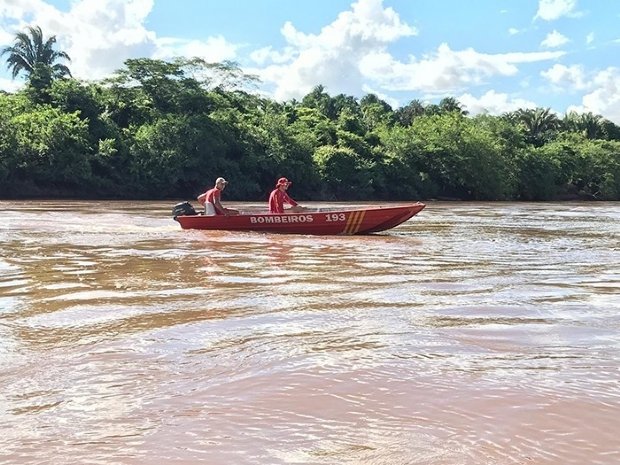 Seis pessoas caem em rio após barco virar e idosa de 61 anos morre de infarto após esforço para nadar