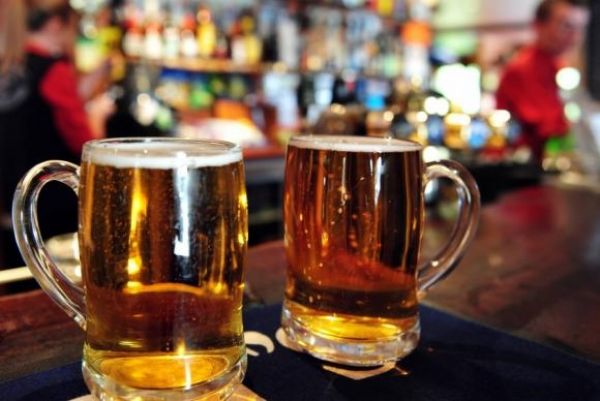 Entra em vigor lei que pune com prisão a venda de bebida alcoólica a menores