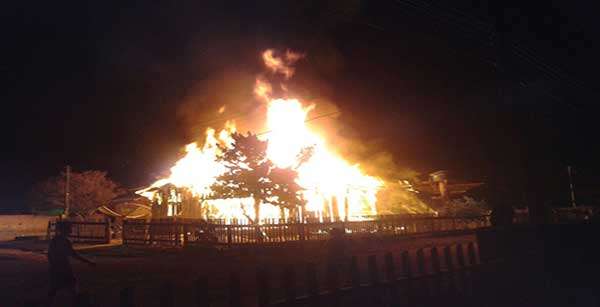 Residência é destruída por incêndio em Juína