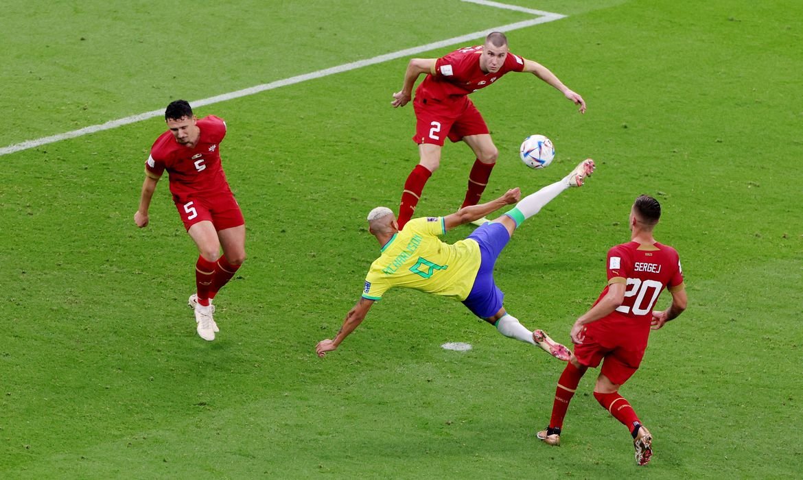Brasil vence a Sérvia na estreia da Copa com show de Richarlison, mas Neymar preocupa