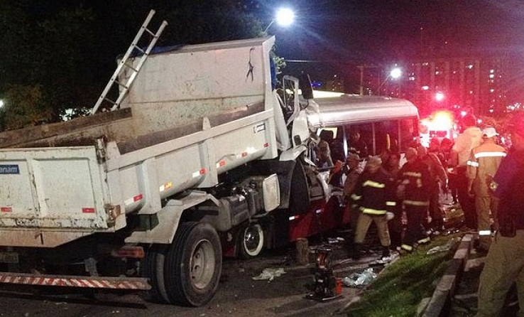 Acidente entre caminhão e micro-ônibus deixa 14 mortos em Manaus