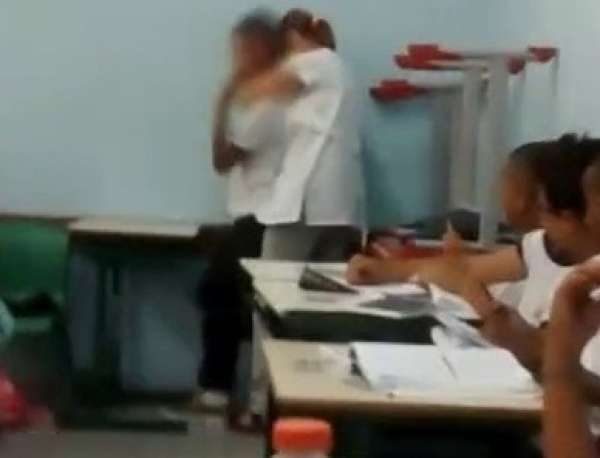 Professora dá um mata-leão em aluno que usava celular na sala de aula