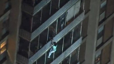 Homem escala 15 andares para 'salvar a mãe'