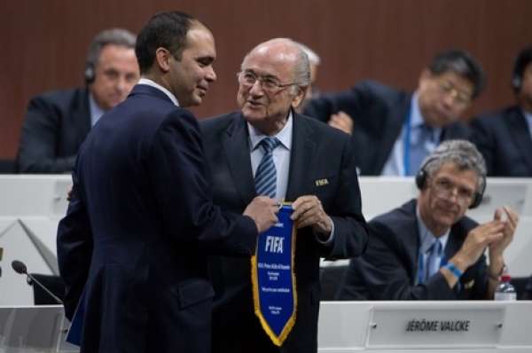 Blatter é reeleito presidente da Fifa após desistência de concorrente