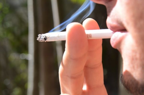 Governo regulamenta lei que proíbe fumo em locais fechados