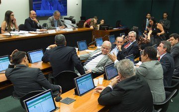 Bancadas mostram divisão sobre voto distrital ao discutirem regulamentação de PEC