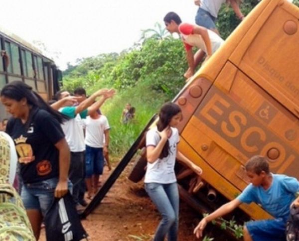 Ônibus escolar tomba em estrada vicinal de MT e alunos são resgatados pela janela