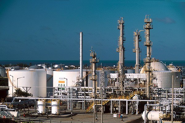 Petrobras reduz em 0,45% o preço da gasolina na refinaria