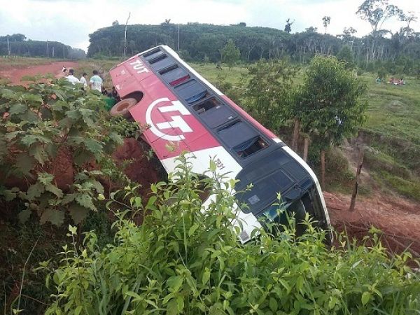 Aripuanã: Ônibus com passageiros tomba e deixa pessoas feridas na MT-183